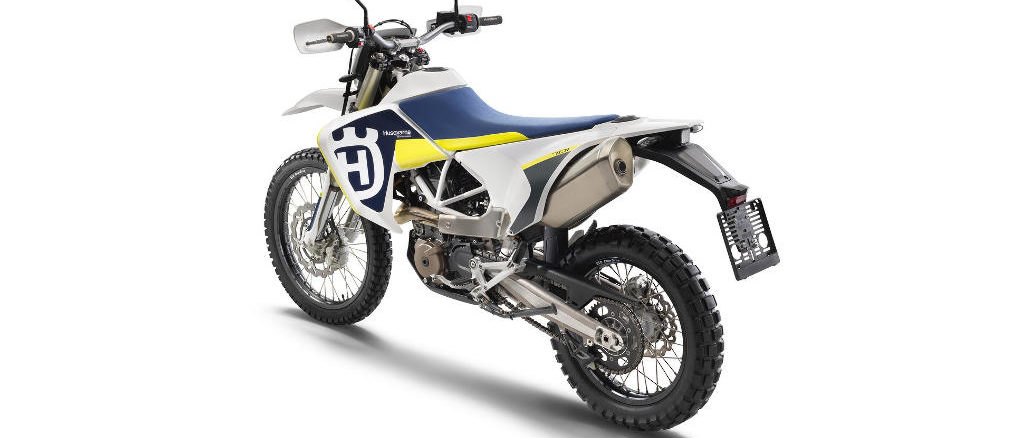 Studioaufnahme einer Husqvarna 701 Enduro LS des Modelljahres 2020.