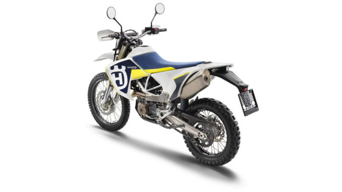 Studioaufnahme einer Husqvarna 701 Enduro LS des Modelljahres 2020.