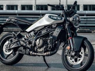 Eine silberne husqvarna vitpilen 401 steht 2024 auf dem Dach eines Parkhauses.