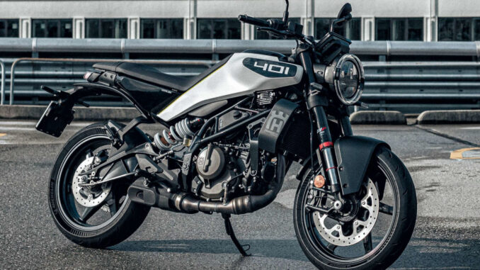 Eine silberne husqvarna vitpilen 401 steht 2024 auf dem Dach eines Parkhauses.