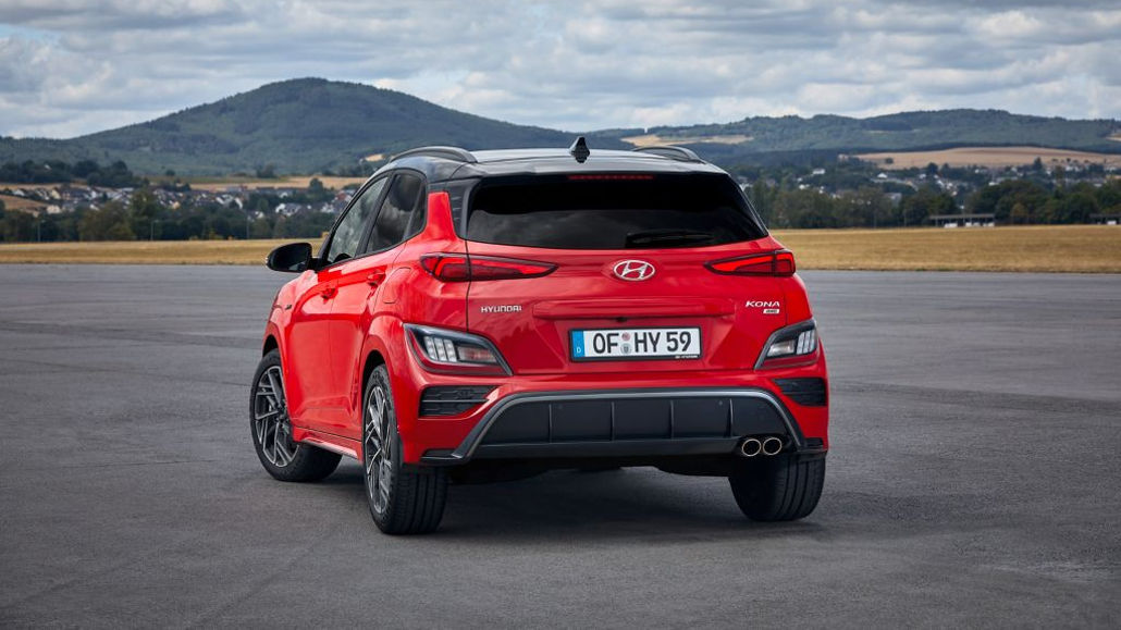 Ein roter Hyundai Kona der ersten Generation steht 2020 auf einer Teerfläche.