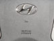Lenkrad mit Hyundai-Logo, Hupen- und Airbag-Symbol in Großaufnahme.
