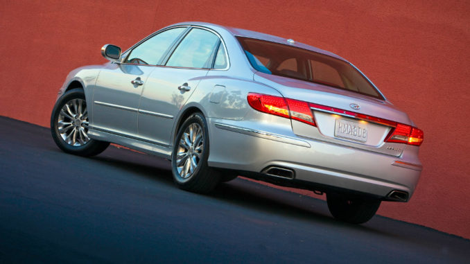 Ein silberner Hyundai Azera fotografiert in den USA vor einer roten Wand.