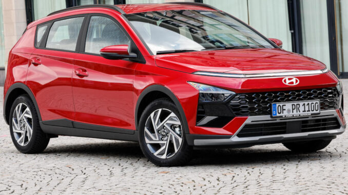 hyundai_bayon_2025 Ein roter Hyundai Bayon steht 2025 auf einem gepflasterten Platz.