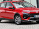 Ein roter Hyundai Bayon steht 2025 auf einem gepflasterten Platz.