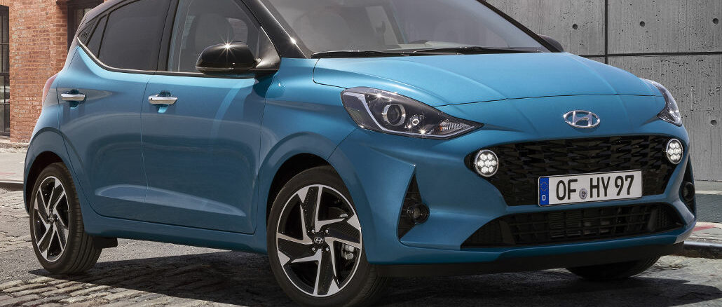 Ein blauer Hyundai i10 steht 2020 auf einer gepflsterten Straße.