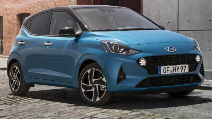 Ein blauer Hyundai i10 steht 2020 auf einer gepflsterten Straße.