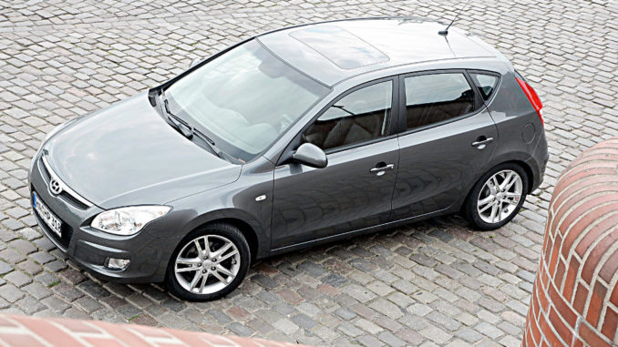Ein grauer Hyundai i30 steht 2007 auf einem gepflasterten Platz.