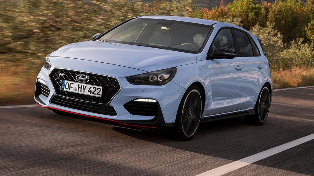 Ein hellblauer Hyundai i30 N fährt 2020 auf einer Landstraße.