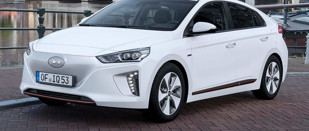 Ein weißer Hyundai Ioniq in der rein elektrisch betriebenen Variante steht vor einer Gracht in Amsterdam.steht