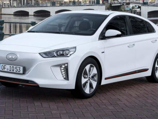 Ein weißer Hyundai Ioniq in der rein elektrisch betriebenen Variante steht vor einer Gracht in Amsterdam.steht