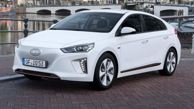 Ein weißer Hyundai Ioniq in der rein elektrisch betriebenen Variante steht vor einer Gracht in Amsterdam.steht