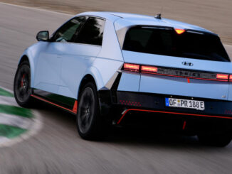Ein blauer Hyundai Ioniq5N fährt 2024 auf einer Rennstrecke um die Kurve.