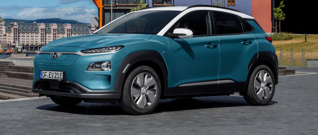 Ein baluer Hyundai Kona Electric steht auf einem Platz in einem Wohngebiet.