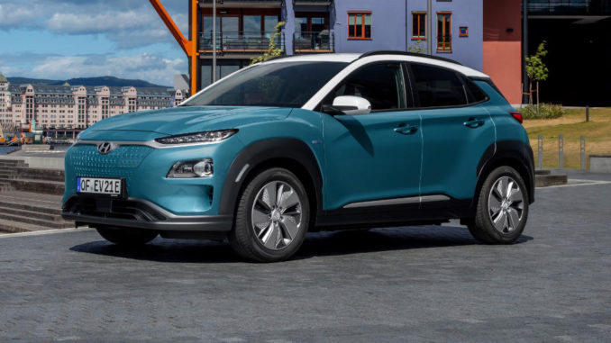 Ein baluer Hyundai Kona Electric steht auf einem Platz in einem Wohngebiet.