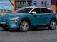 Ein baluer Hyundai Kona Electric steht auf einem Platz in einem Wohngebiet.