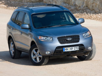 Ein blaugrauer Hyundai Santa Fe steht 2006 auf einer Sandpiste.