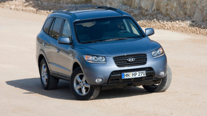 Ein blaugrauer Hyundai Santa Fe steht 2006 auf einer Sandpiste.