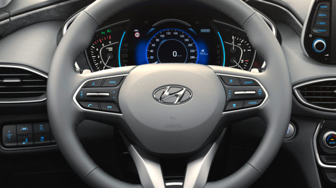 Lenkrad des Hyundai Santa Fe 2018.