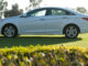 Ein weißer Hyundai Sonata des Modelljahres 2011 steht auf einer Rasenfläche.