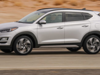 Ein silberner Hyundai Tucson fährt im März 2018 durch eine Wüstenlandschaft.