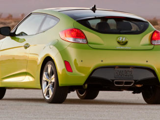 Ein grüner Hyundai Veloster steht 2010 in einer Wüstenlandschaft in den USA.