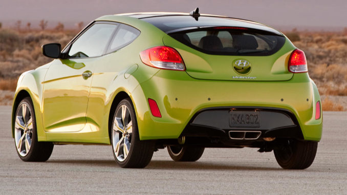 Ein grüner Hyundai Veloster steht 2010 in einer Wüstenlandschaft in den USA.