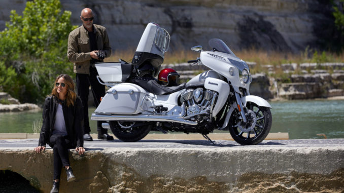 Eine weiße Indian Roadmaster des Modelljahres 2018 steht an einem See.