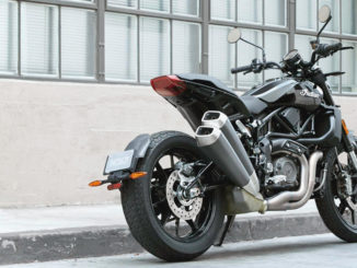 Eine schwarze Indian FTR1200 steht 2019 am Straßenrand.