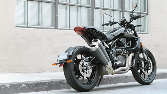 Eine schwarze Indian FTR1200 steht 2019 am Straßenrand.