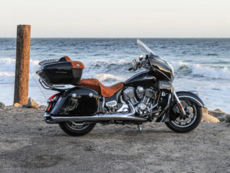 Eine schwarze Indian Roadmaster, Modelljahr 2016, steht an einem Strand.