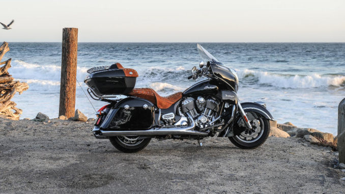 Eine schwarze Indian Roadmaster, Modelljahr 2016, steht an einem Strand.