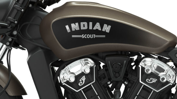 Grooßaufnahme des Tanks einer bronzenen Indian Scout Bobber MY2019