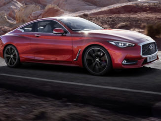 Ein rotes INFINITI Q60 Sport Coupé fährt durch eine hügelige Wüstenlandschaft