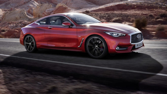 Ein rotes INFINITI Q60 Sport Coupé fährt durch eine hügelige Wüstenlandschaft