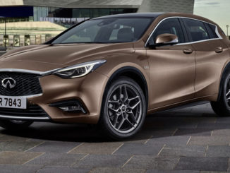 Ein brauner Infiniti Q30 steht 2015 auf einer gepflasterten Fläche.