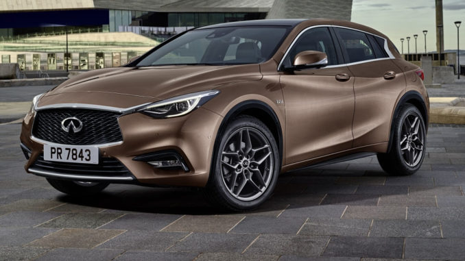 Ein brauner Infiniti Q30 steht 2015 auf einer gepflasterten Fläche.