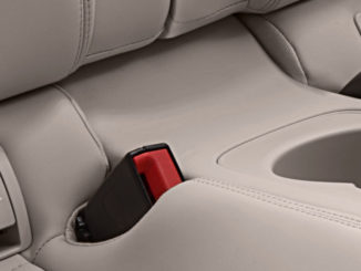 Abdeckung der Isofix-Befestigung in der Mercedes-Benz E-Klasse Cabriolet; 2017; Exterieur: aragonitsilber metallic, AMG Line; Interieur: yachtblau / macchiatobeige; Zierteile: Holz sen hellbraun glänzend