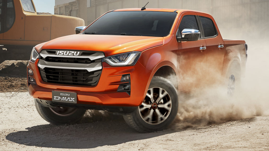 Ein oragener Isuzu D-Max des Modelljahres 2023 fährt auf einer Baustelle.