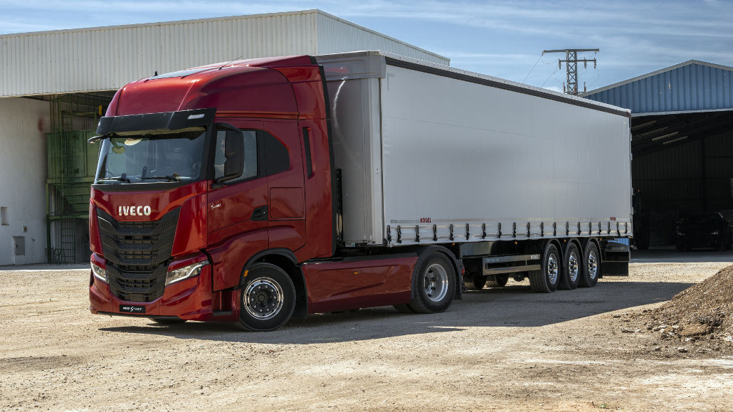 Ein roter Iveco S-Way steht auf einem Bauhof.