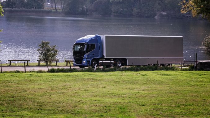 Ein Iveco Stralis Natural Power fährt an einem Seeufer entlang.