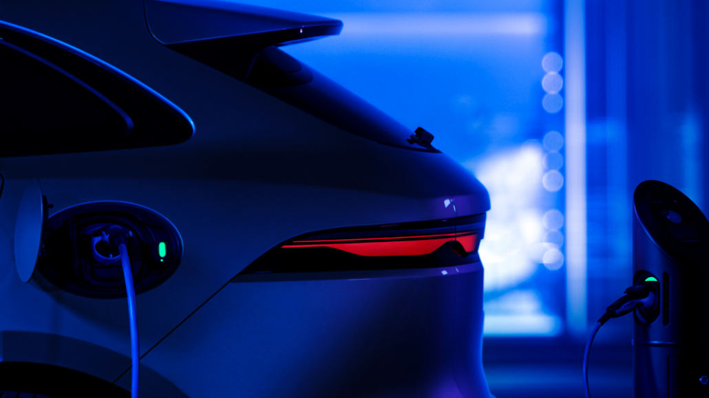 Detailaufnahme eines blauen Jaguar F-Pace des Modelljahrs 2024 beim Laden.