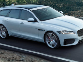 Ein silberner Jaguar XF Sportbrake fährt 2017 durch eine Vulkanlandschaft.