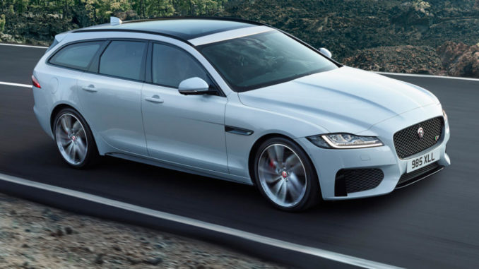 Ein silberner Jaguar XF Sportbrake fährt 2017 durch eine Vulkanlandschaft.