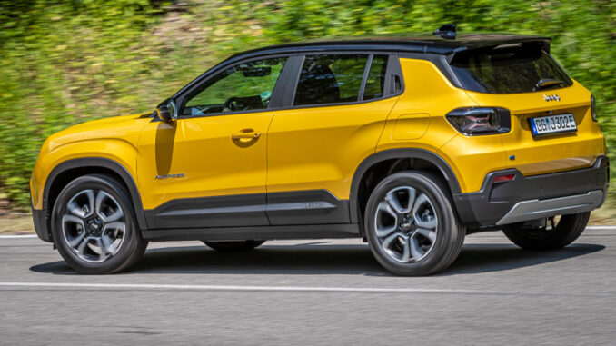 Ein gelber Jeep Avenger fährt 2023 auf einer italienischen Landstraße.