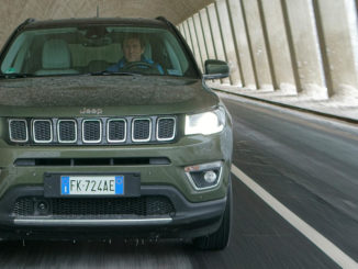 Ein grüner Jeep Compass fährt 2017 durch einen Straßentunnel.