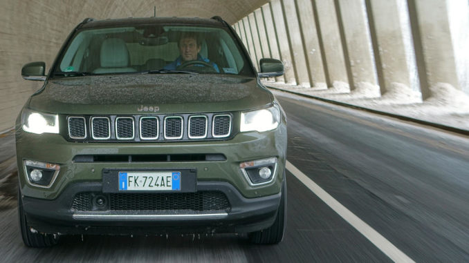 Ein grüner Jeep Compass fährt 2017 durch einen Straßentunnel.