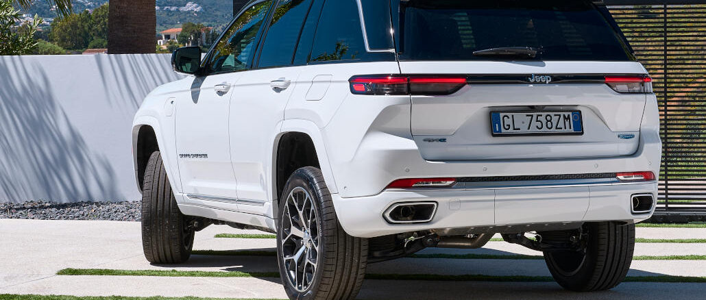 Heckaufnahme eines weißen Jeep Grand Cherokee 4xe_Summit.