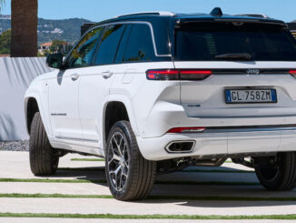 Heckaufnahme eines weißen Jeep Grand Cherokee 4xe_Summit.