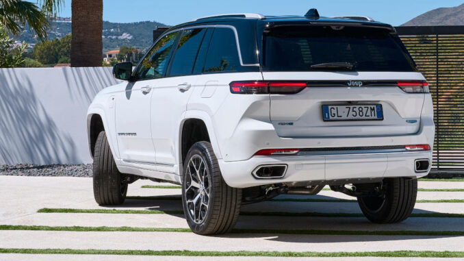 Heckaufnahme eines weißen Jeep Grand Cherokee 4xe_Summit.